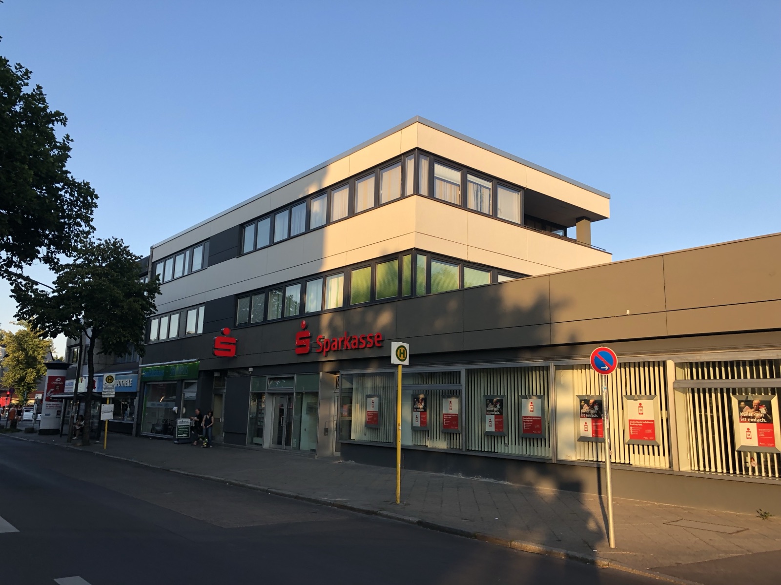 Ärztehaus in Lichtenrade mit neuen Fenstern im 1. und 2. Obergeschoss
