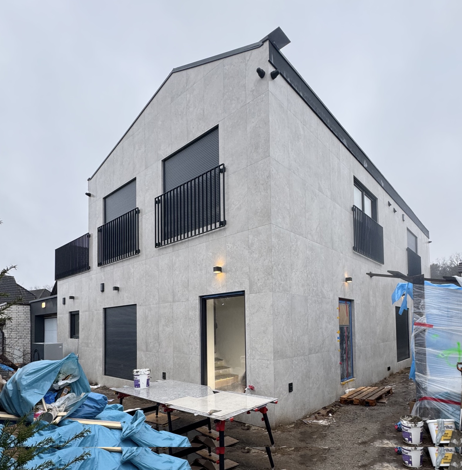 Neubau Einfamilienhaus in Hennigsdorf mit Fenstern, Rollläden, Haustür und Garagentor