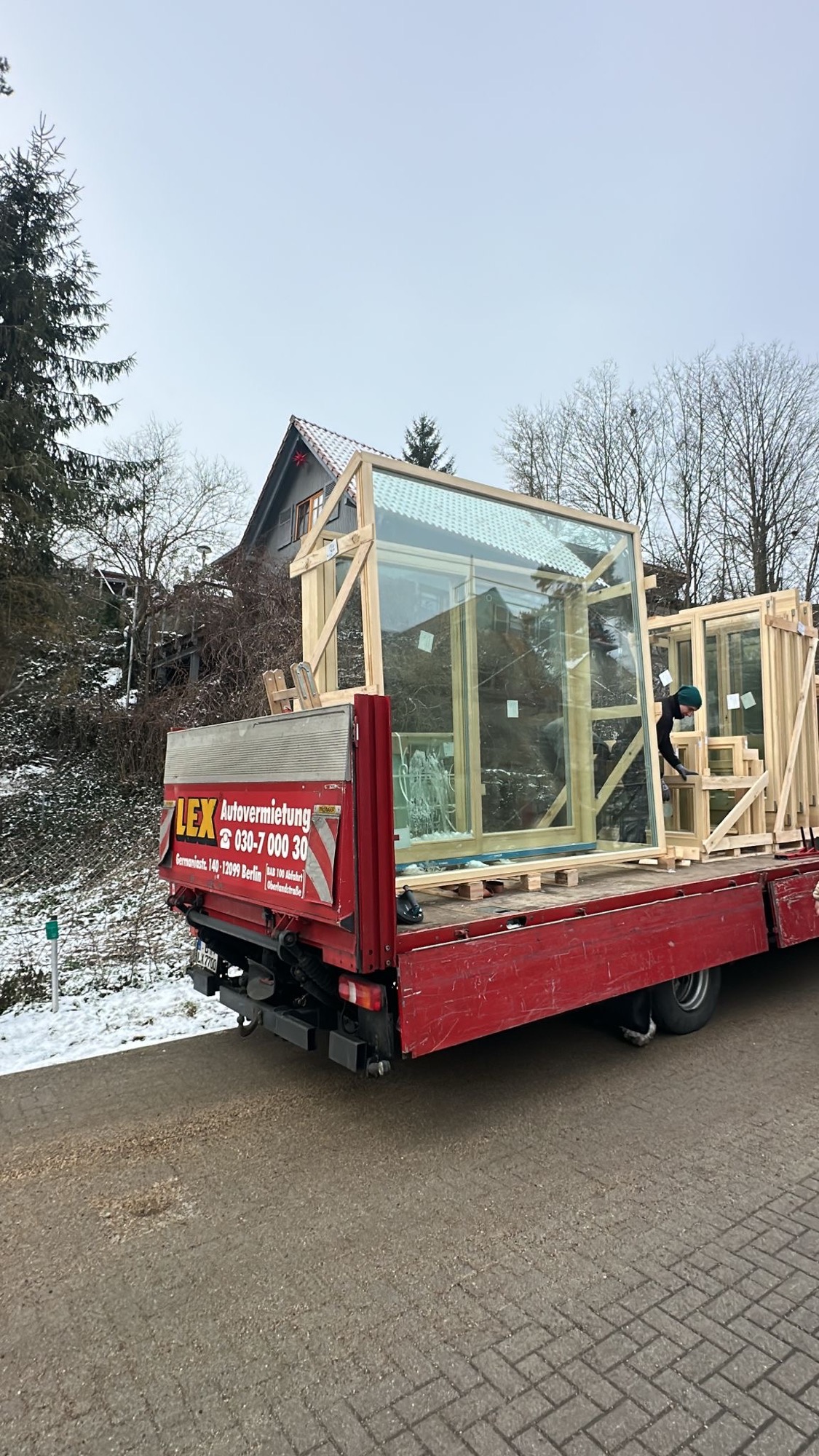 LKW Heck – Holzfensterlieferung IV92 Kiefer auf Gestellen