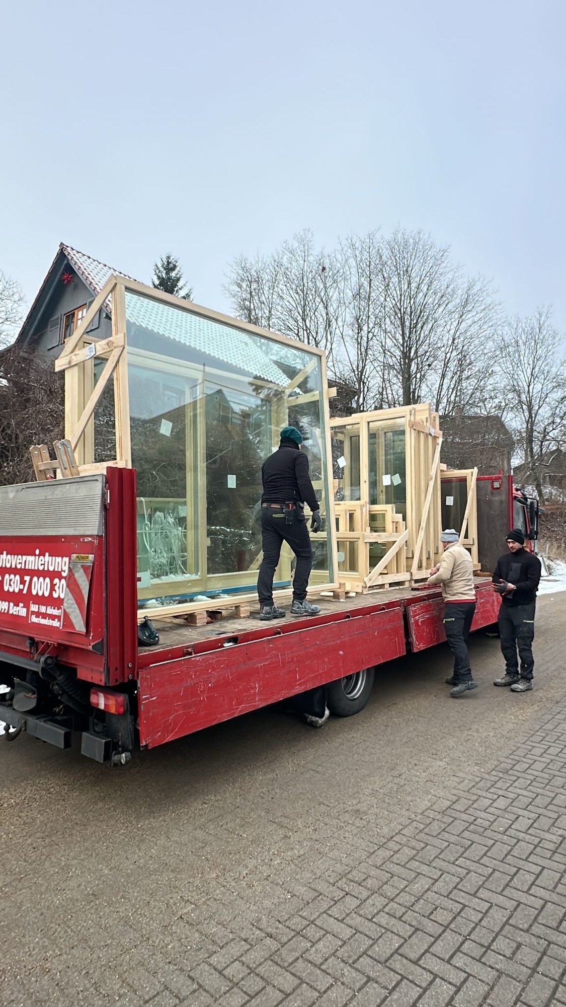 LKW mit Holzfenstern IV92 Kiefer auf Transportgestell – Anlieferung