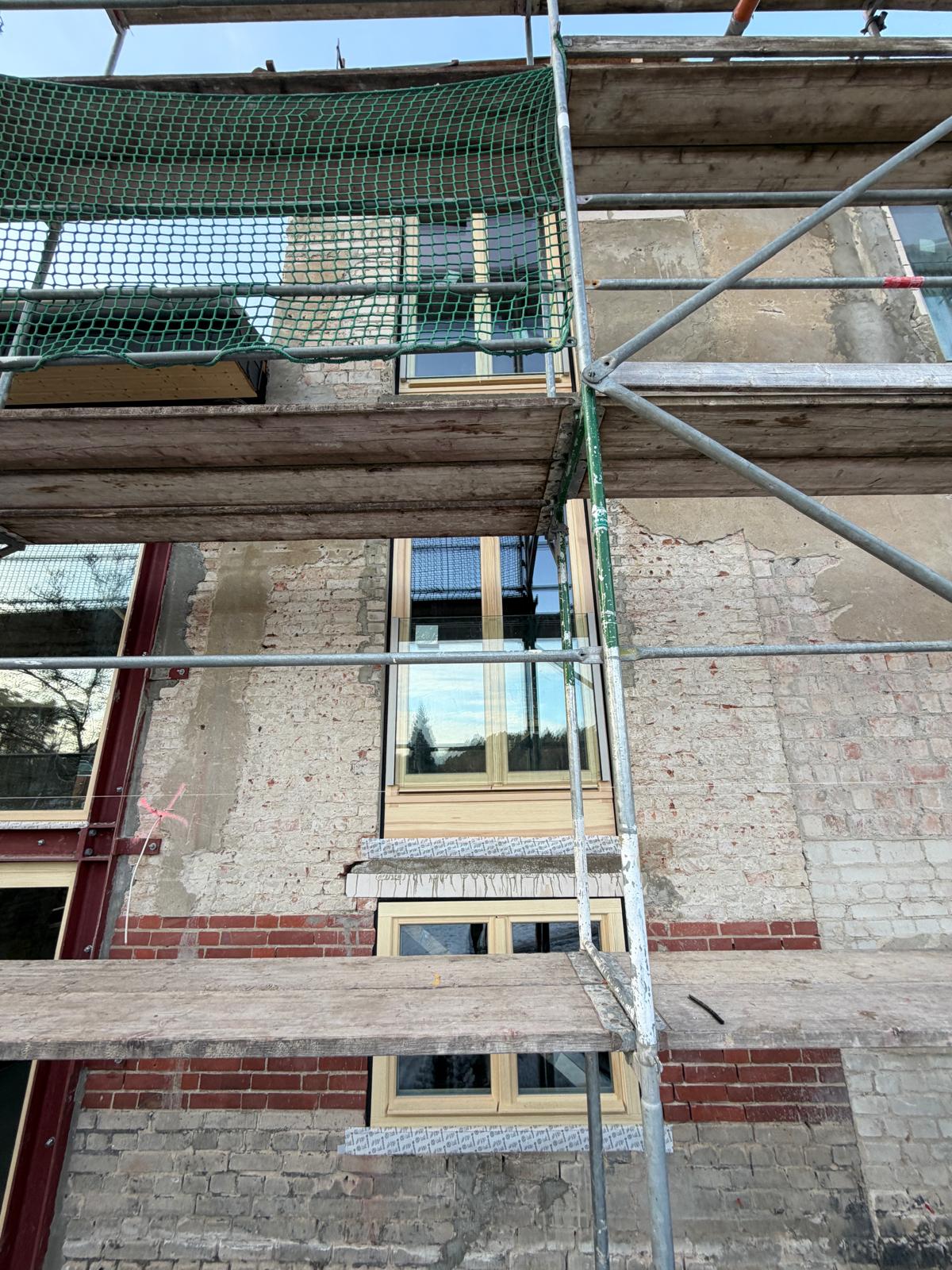 Fensterachse IV92 Kiefer 3 Stockwerke – eingebaut, Gerüst