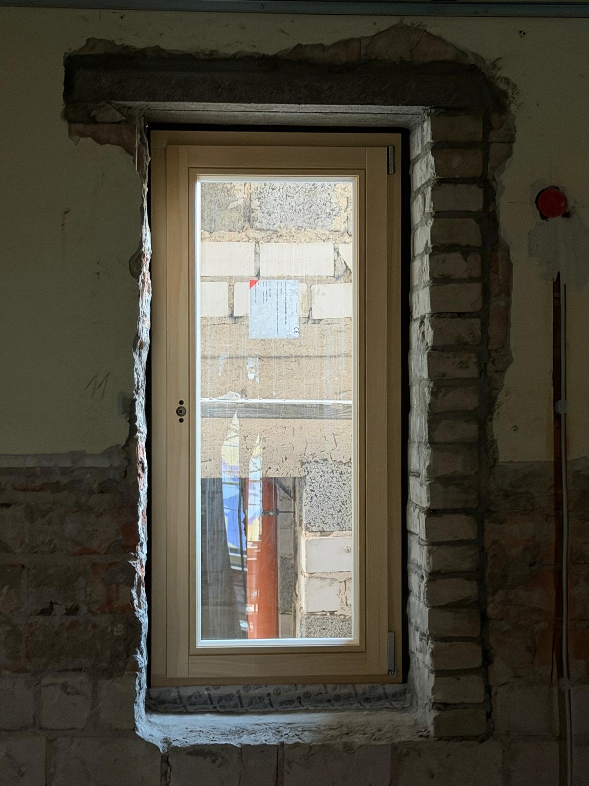Schmales Holzfenster IV92 Kiefer – Innenansicht, Ziegelmauerwerk