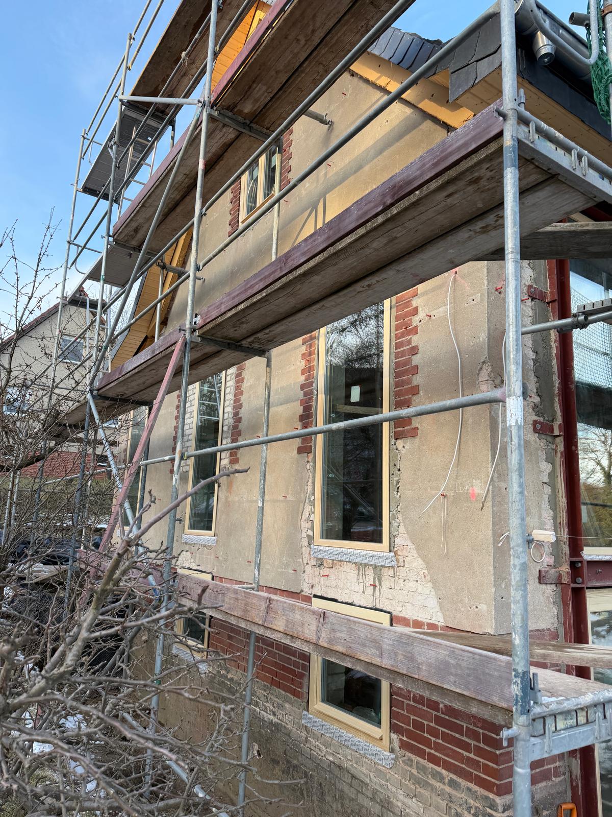 Kernsanierung Altbau – Holzfenster IV92 Kiefer Lasur Natur, Straßenfassade nach Montage