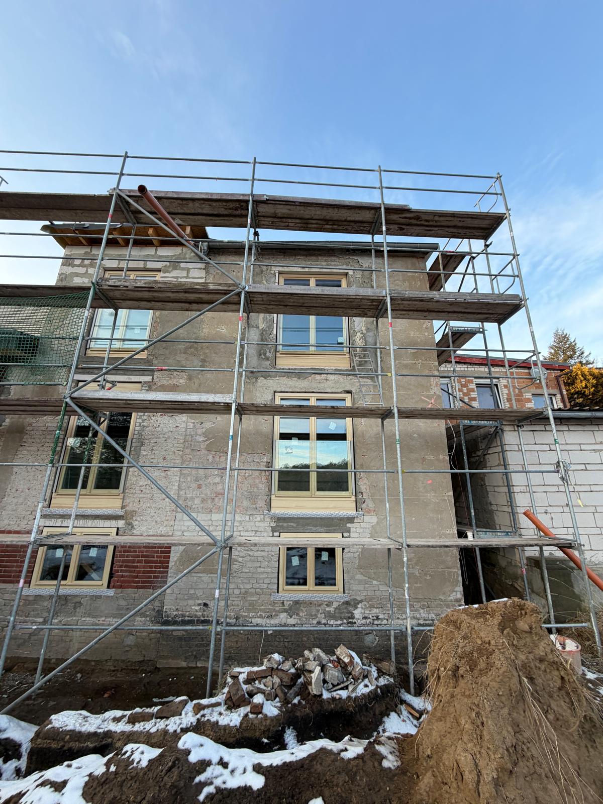 Kernsanierung Gründerzeitvilla mit Holzfenstern IV92 Kiefer, Lasur Natur, Retro-Optik – alle Elemente eingebaut