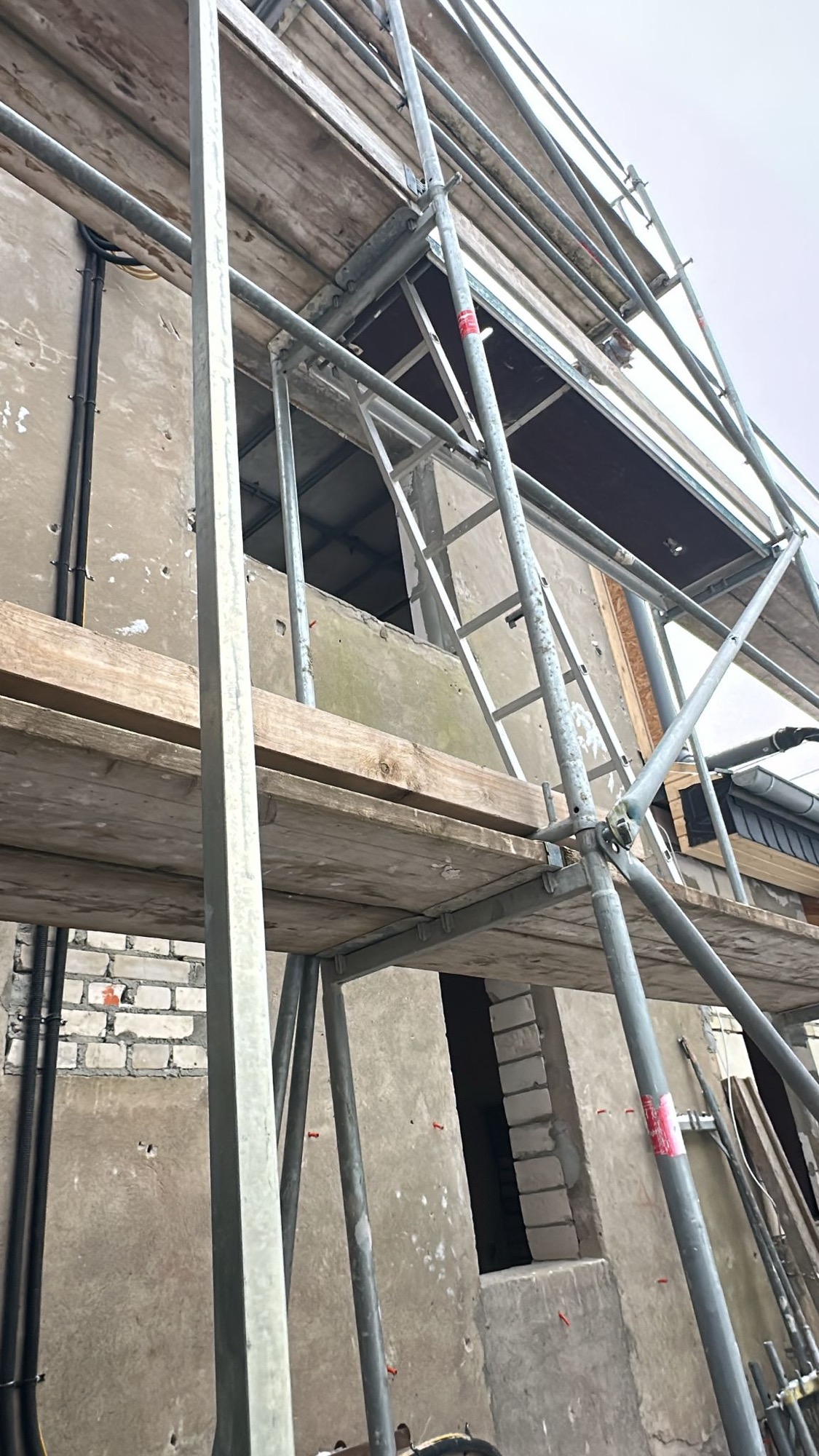 Fassaden-Detail Kernsanierung – Betonunterzug, offene Wandöffnung