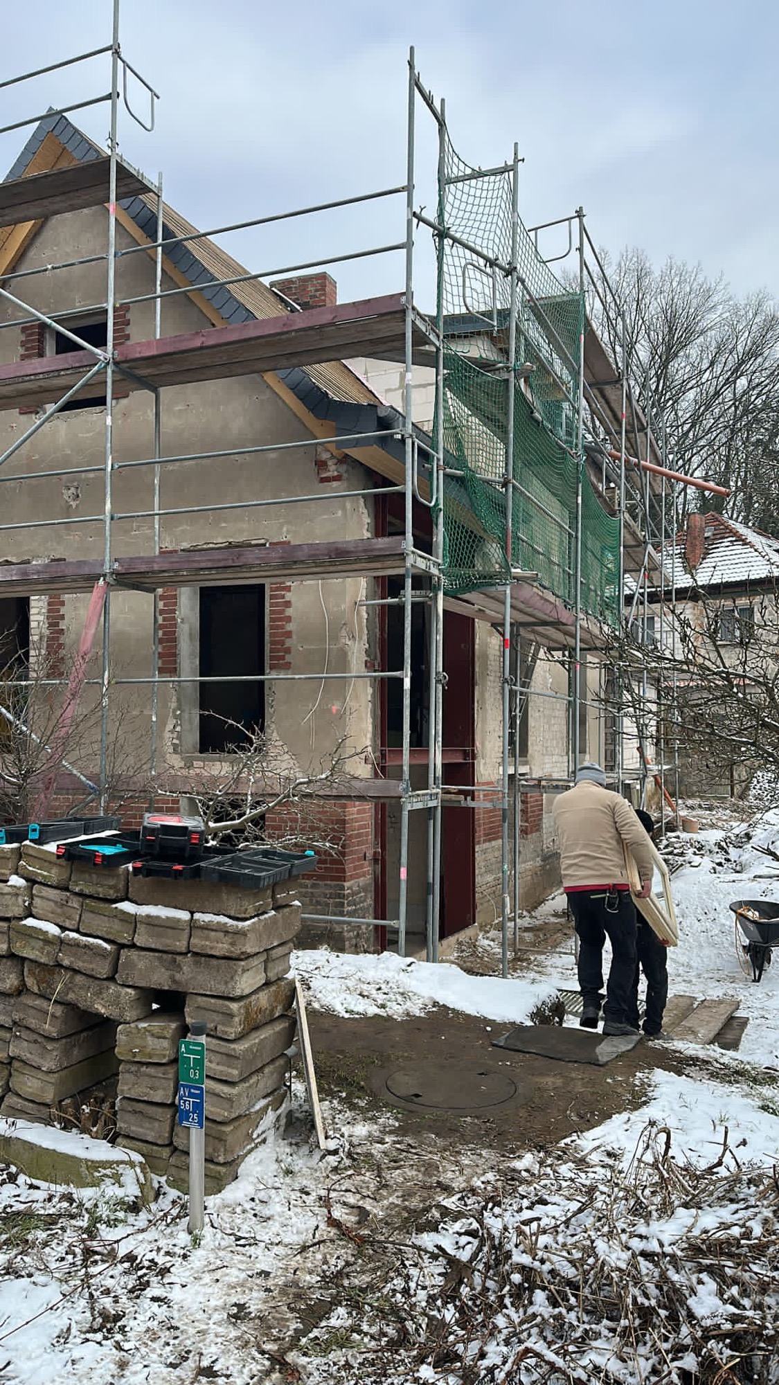 Gartenansicht Gebäude vor Sanierung – Gerüst, ausgebaute Fenster