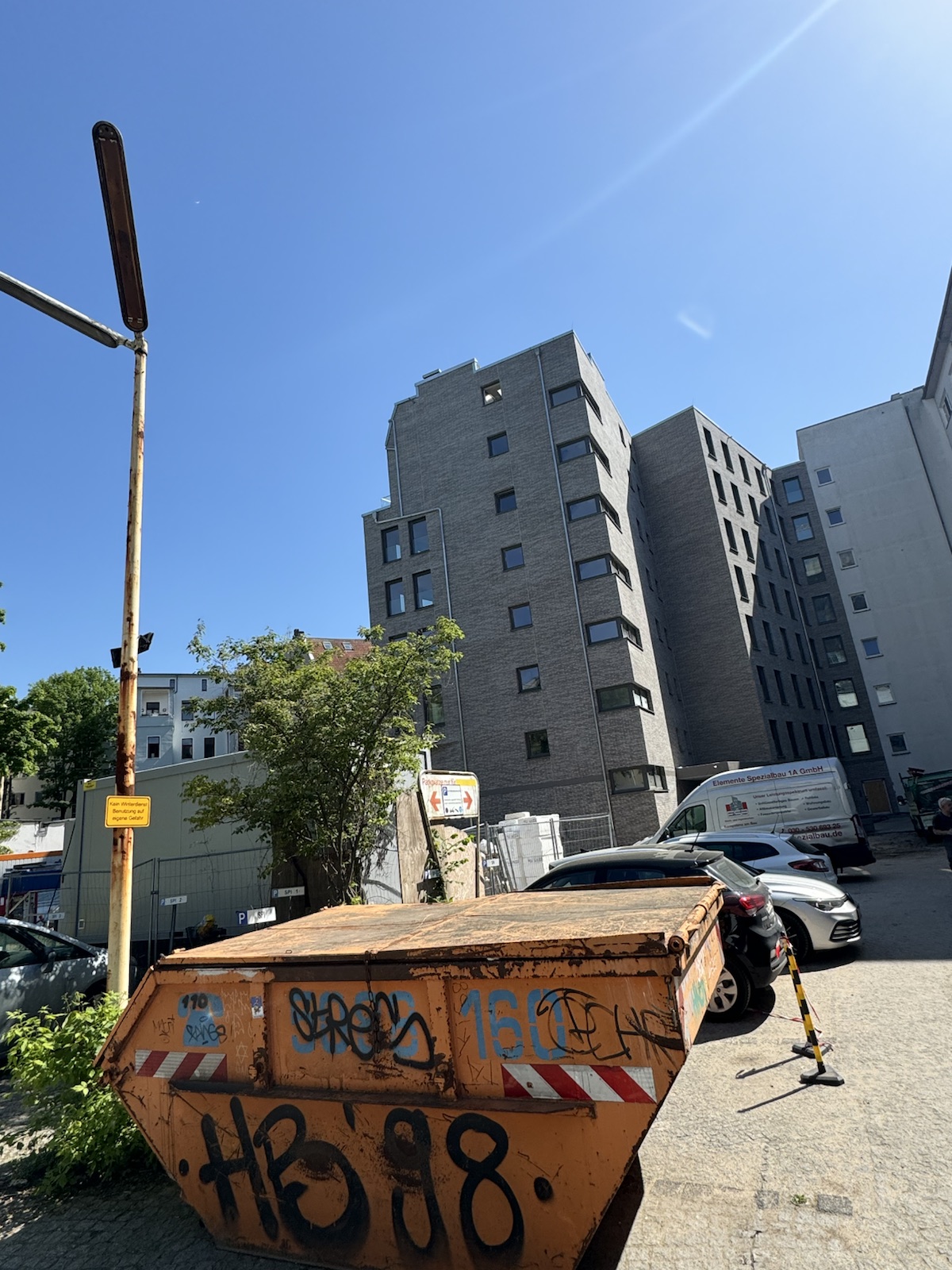 Neubau Bürohaus in Berlin-Kreuzberg mit Fenstern, RC2-Fenstern, Rollläden und Raffstore