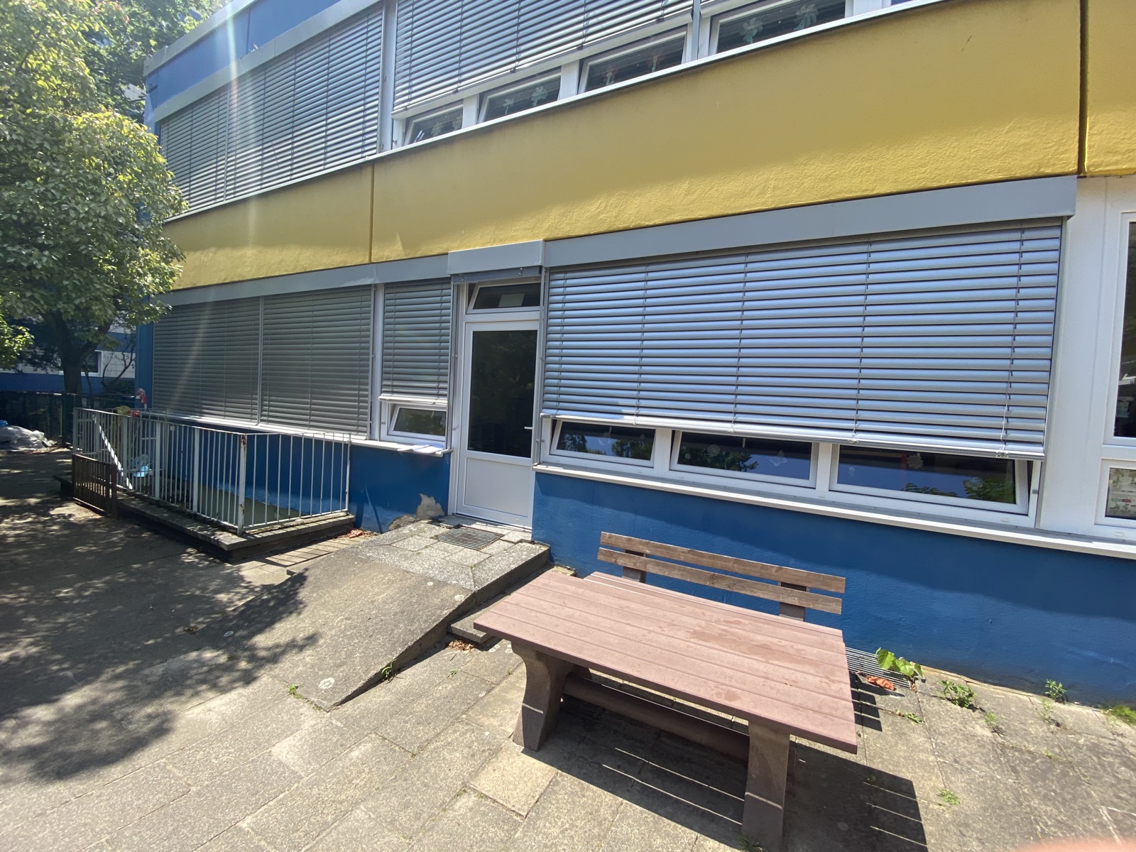 Fensteraustausch in einer Kita mit Montage von Vorsatzraffstores in Berlin-Müggelheim