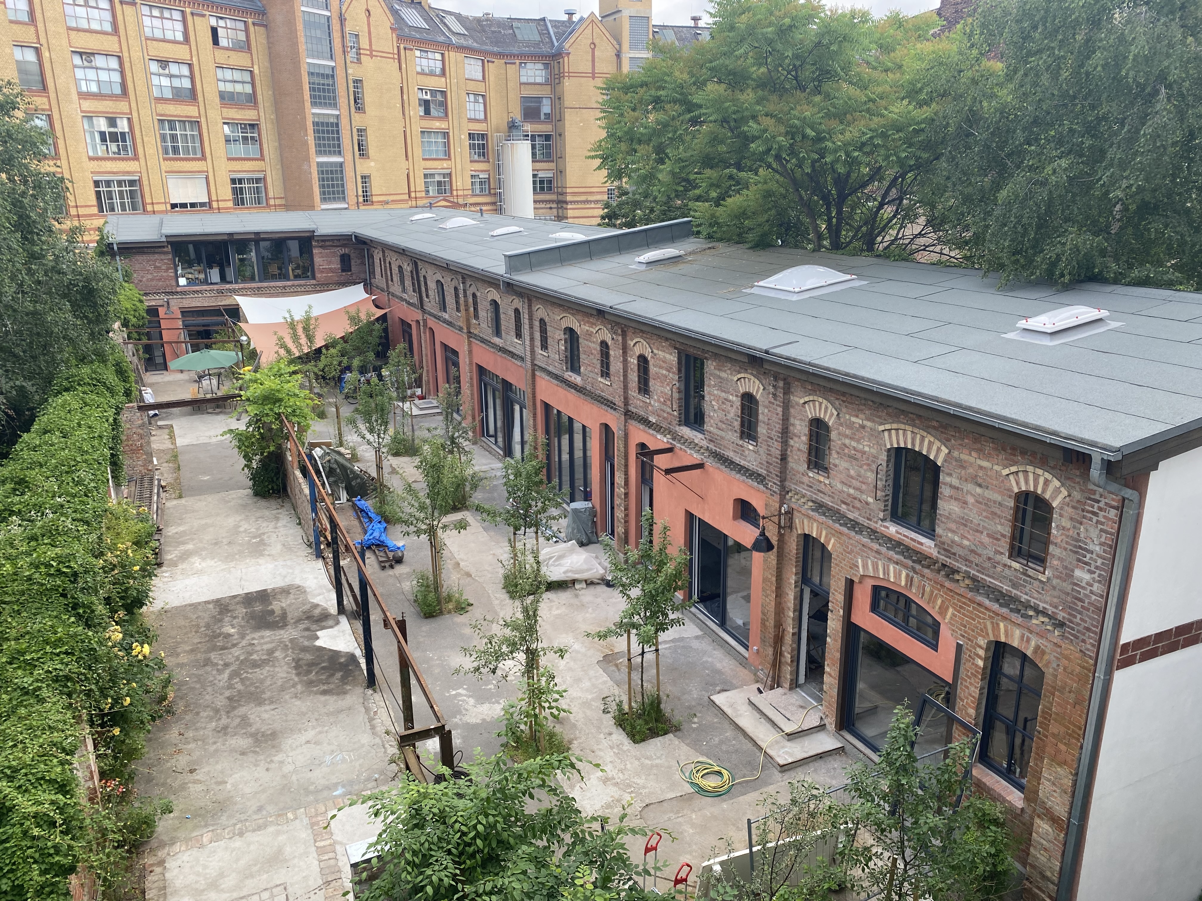 Umbau einer alten Remise in Berlin mit modernen Fenstern