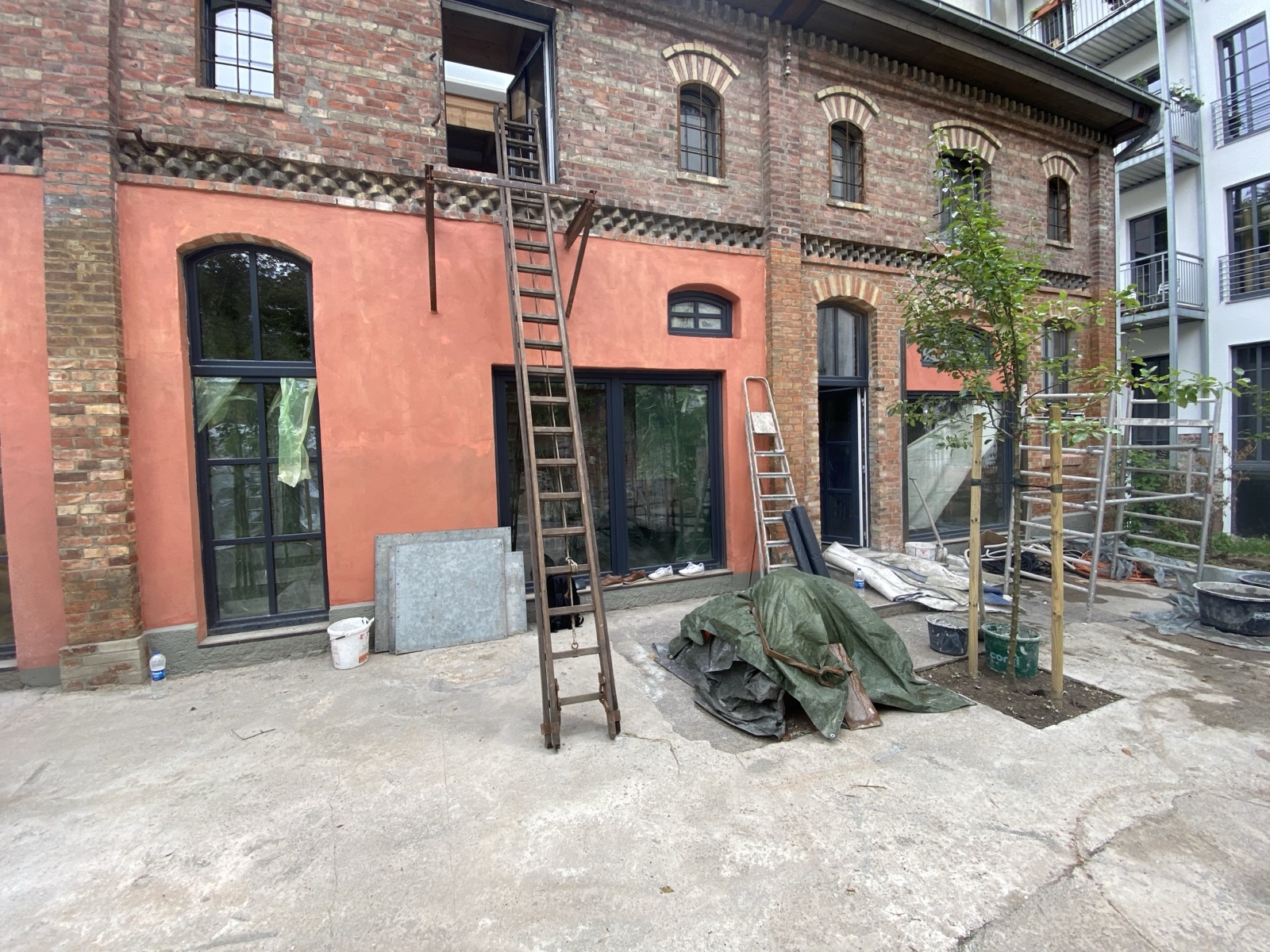 Neue PVC-Türen und Fenster in Anthrazit – Detail Montage in Rundbogenöffnung