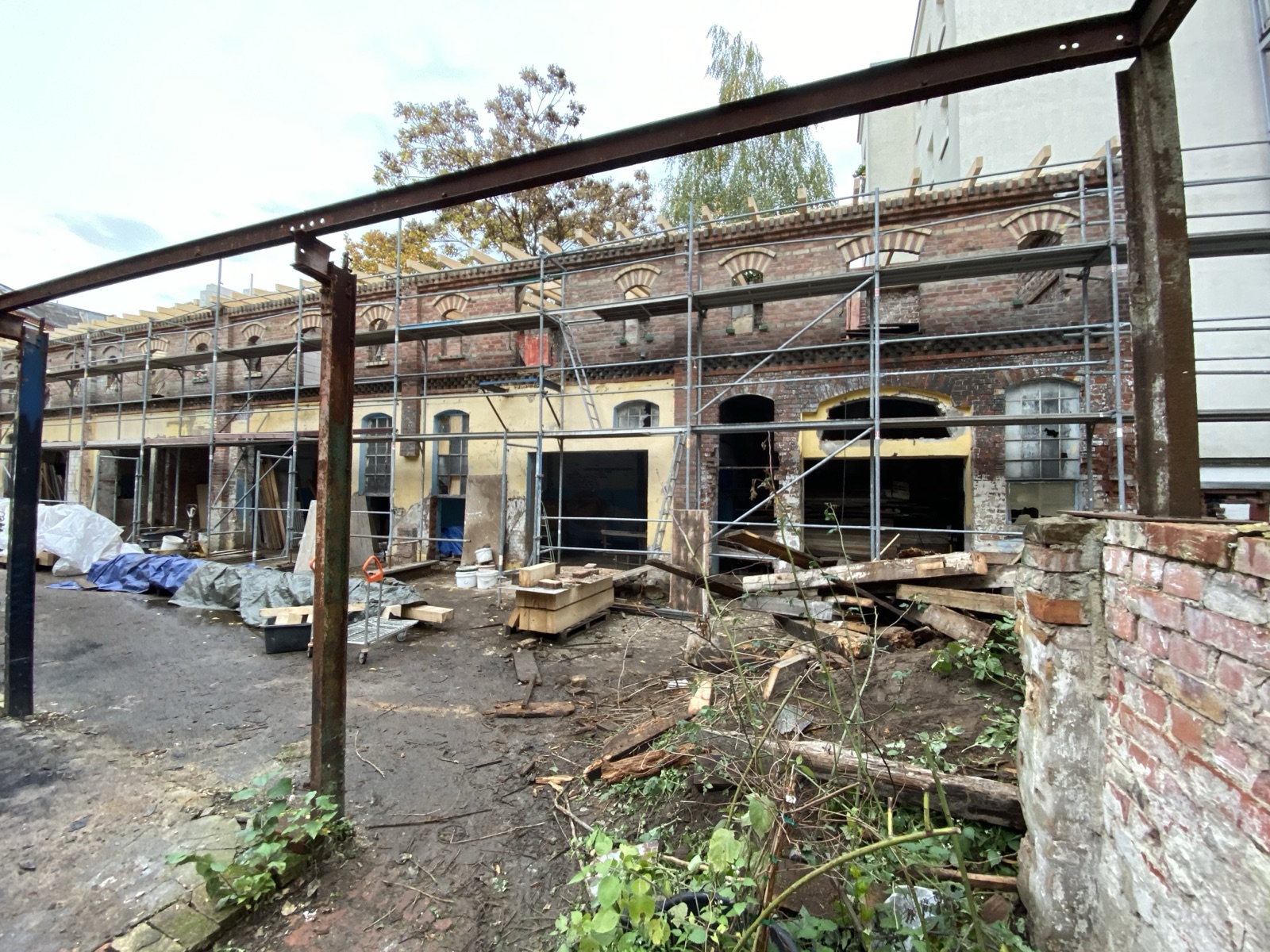 Remise Berlin Rohbau – Backsteinfassade mit Gerüst, Öffnungen ohne Fenster