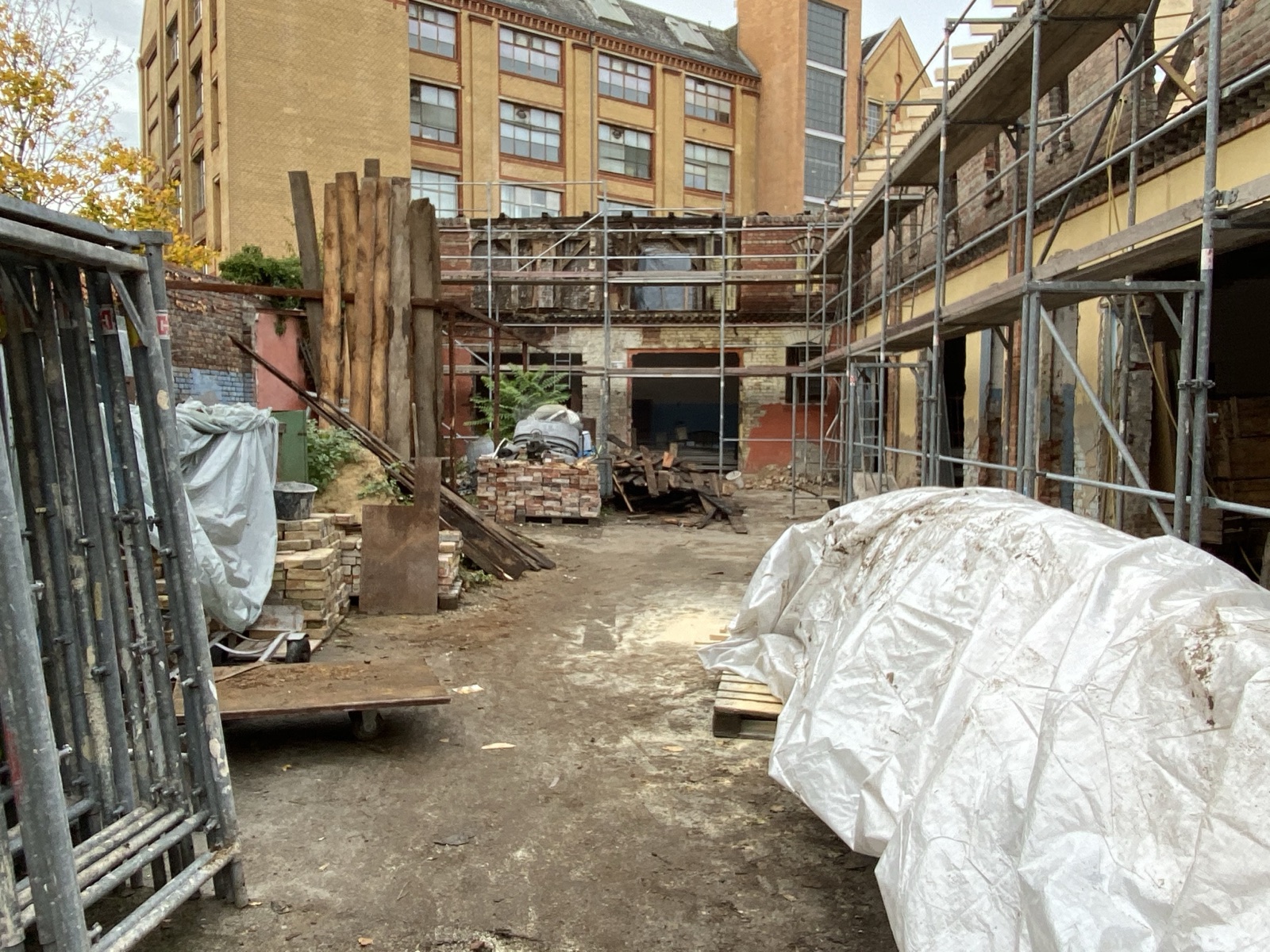 Remise Berlin Baustelle – Innenhof mit Gerüst und Baumaterial